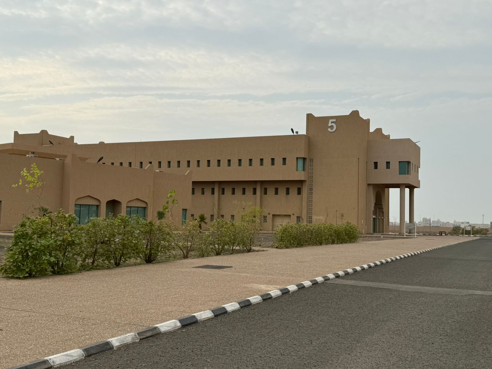 مبنى (٠٥)- قسم التقنية الميكانيكية (الادارة- اعضاء هيئة التدريب- القاعات- المعامل)